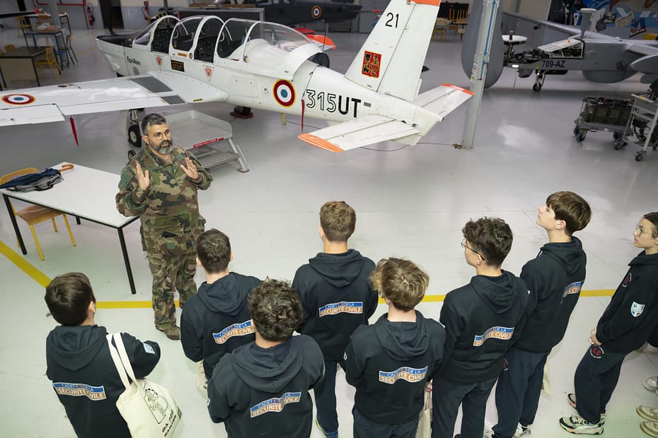 Cadets de la sécurité civile : visite de la base aérienne 722 de Saintes.